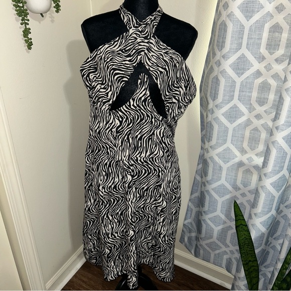 Plus Black Zebra Underwired Cross Front Bodycon Dress - Picture 1 of 8